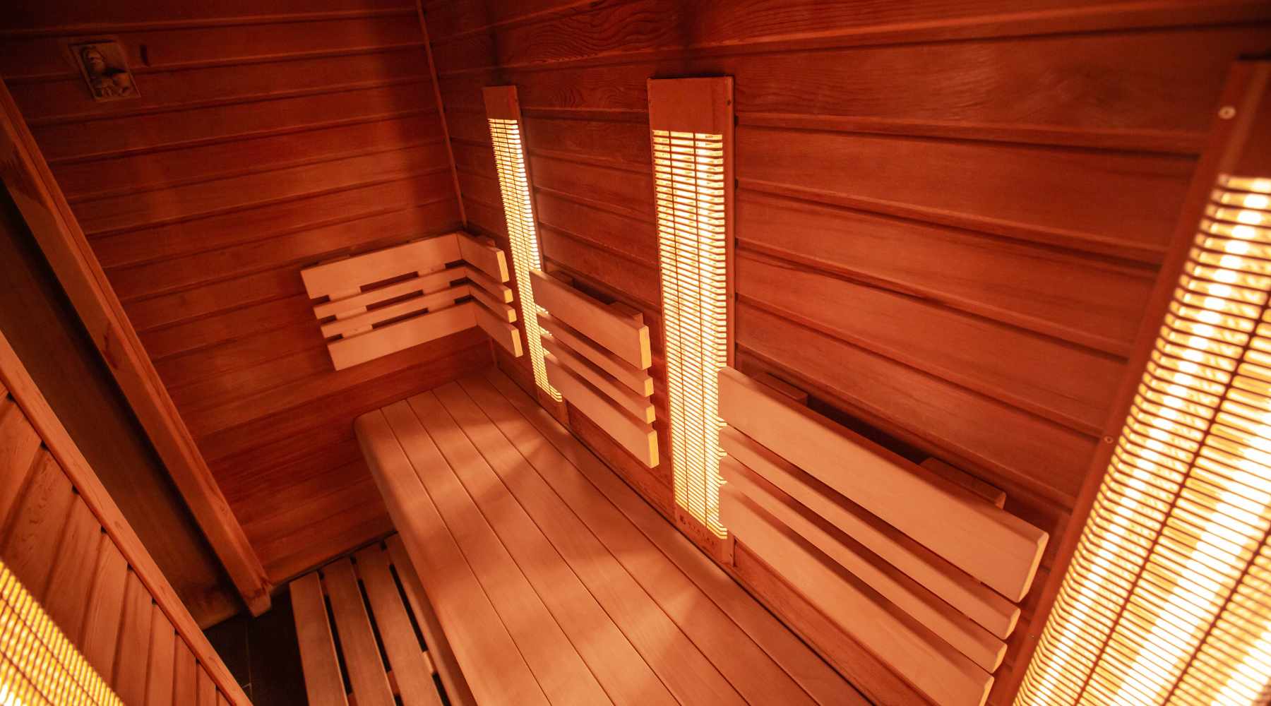 Red Light Therapy vs. Infrared Sauna Uncovering the Key Differences